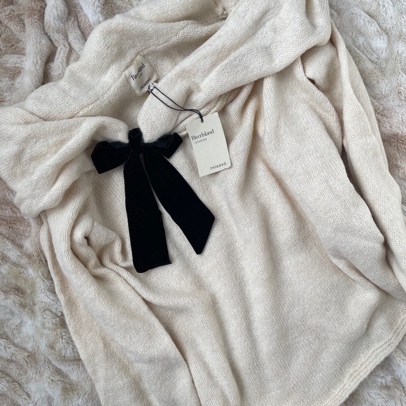 River Island Relaxed Cream Sweater with Black Velvet Bow - Picture 3 of 5